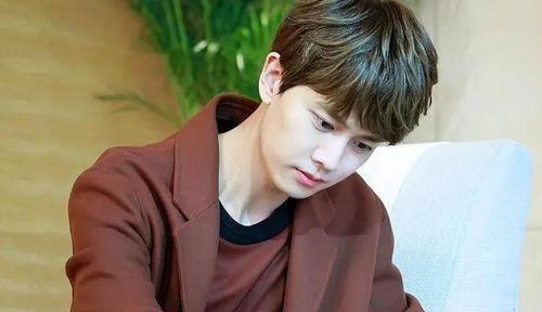 任嘉伦人设爆料视频,从古装侠客到现代精英，多面魅力引关注  第3张