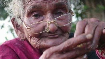 印度网红夫妇吃瓜  第1张